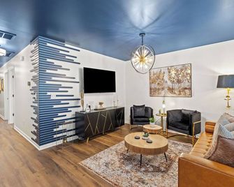 The Luxe Hot Tub Playground 12 Min to Horse Park - Georgetown - Living room