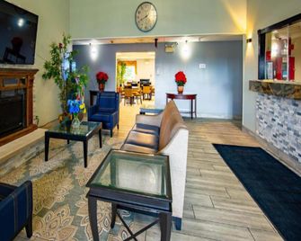 Quality Inn & Suites Woodstock near Lake Geneva - Woodstock - Living room