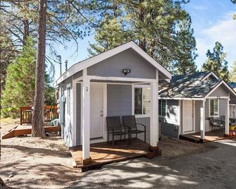 Baby Bear - A delightful studio style property in the perfect central location! - Big Bear Lake - Building
