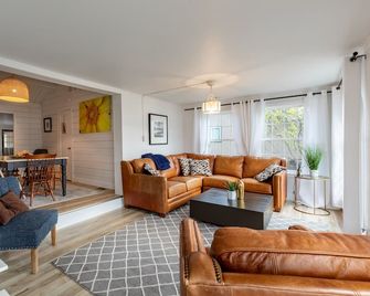 Charming Waneta Lake Front Cottage! Kayaks! Flx Wine Country - Dundee - Living room