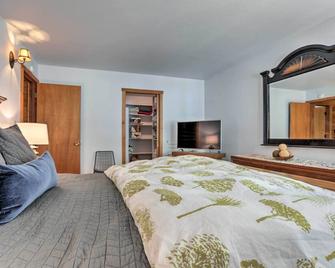 Expansive Truckee Cabin w/ Deck & Resort Amenities - Truckee - Bedroom