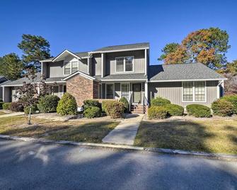 Modern Townhome with Deck and Golf Course Views! - 松樹叢 - 建築
