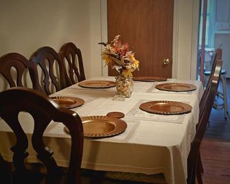 The Verge Street Villa! - Clifton Forge - Comedor