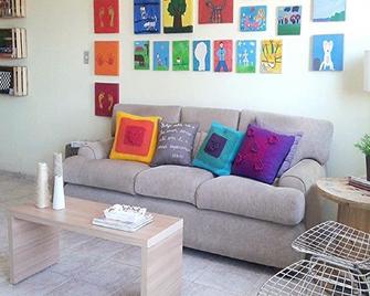 Chale Near The Best Clubs, Downtown, Restaurants And Venue. - Caldas Novas - Living room