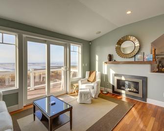Oceanfront Moclips Retreat w/ Beach Access & View! - Moclips - Living room