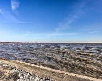 Spacious Lakefront House w/ Backyard Fire Pit - Monroe