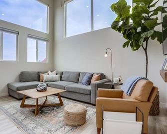 Explore San Diego from a Centrally Located Boutique Home! - San Diego - Living room