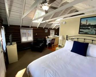 Pine Grove Cottages: Cottage 4: Studio Cottage - Pet Friendly - Lincolnville - Schlafzimmer