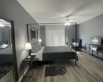 Downtown Sarasota House By Siesta Key and Golfing - Sarasota - Bedroom