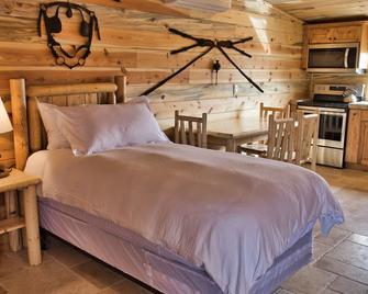 Tack Room Studio on 280 acre Sevier River Ranch - 1 King and 2 Twin Beds - Hatch - Chambre