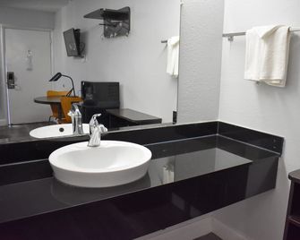 Motel 6 Columbus Oh - Osu North - Columbus - Bathroom