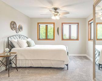 Family-Friendly Lakeview Cottage with Deck and View - Yankton - Schlafzimmer