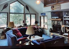 Beautiful Mtn Haus in Blue River. 10 mins from skiing. - Breckenridge - Living room