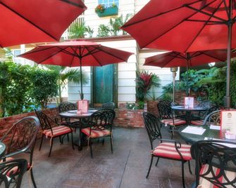 Ramada by Wyndham Costa Mesa/Newport Beach - Costa Mesa - Patio