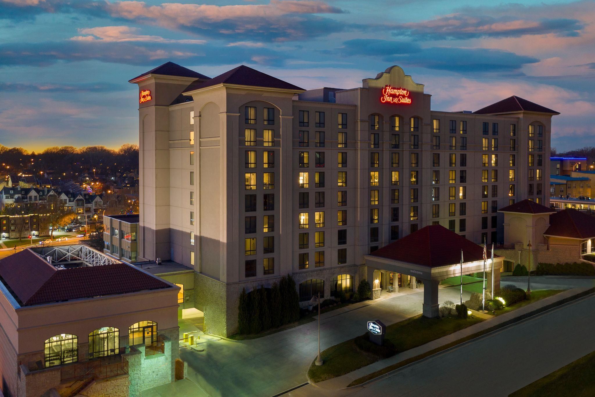 Hampton Inn & Suites Kansas City-Country Club Plaza - Kansas City - Building