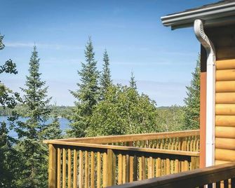 Gopher's Hole Cabin - Lakewood Park Cabins - Kenora - Balcony