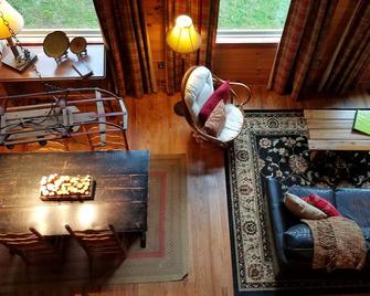 30 min from Blacksburg - Bear Foot Cabin on Walker Creek - Pembroke - Wohnzimmer