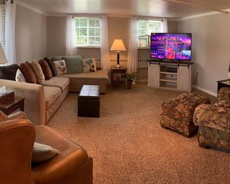 Berlin Amish Country Sleeps 1-6 - Berlin - Living room