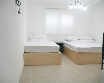 Gyeongju Pungdengi Hostel - Gyeongju - Makuuhuone