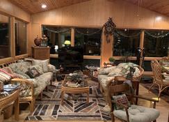 Home Sweet Home, Spacious Sunroom & Fun Deck! - Poplar Bluff - Lounge