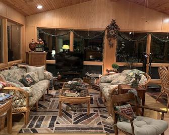 Home Sweet Home, Spacious Sunroom & Fun Deck! - Poplar Bluff - Lounge