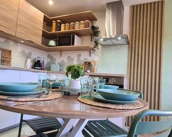 Le p'tit Saint-Pierre - Centre ville - Parking - Pontarlier - Dining room
