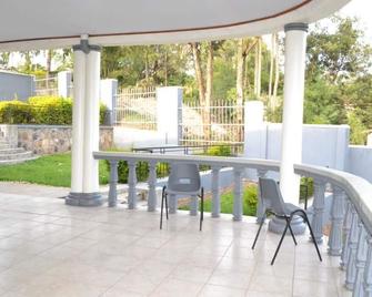 Quality Inn Motel - Gikongoro - Patio