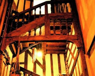 Appartement charmant à Troyes avec cour intérieure clôturée - 50 m² - Troyes - Escaleras