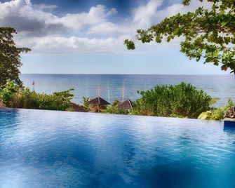 Amun Ini Beach Resort & Spa - Anda - Pool
