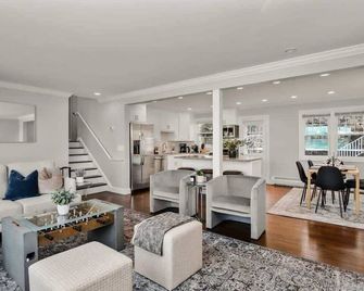 Waterview house walking distance from Cove Beach-5 mins to downtown-only 40 min to NYC - Стемфорд