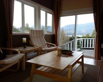 Above The Inlet - Sechelt - Sala de estar