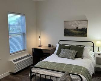 Furnished Executive Studio Apartment on the Duck Creek Bike Path in Bettendorf. - Bettendorf - Bedroom