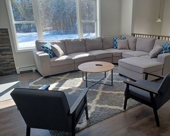 Cheerful residential home with lots of space - Chester - Living room