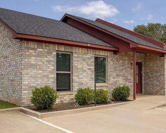 Texas Music City is a 5-minute walk from this 2 bedroom apartment - Lindale - Gebouw
