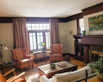 The Hickman-Bond House. A Prairie style home by Disciple of Frank Lloyd Wright - Hannibal - Living room