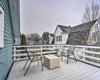 Pet-Friendly Loft Vacation Rental with Fire Pit! - Bemus Point - Balcony