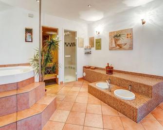 Apartment With Wellness Oasis - Hellenthal - Badkamer
