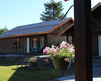 3 Bedrooms, 2 Full Bath, Full Kitchen, Gas Fireplace, Shared Hot Tub - Island Park