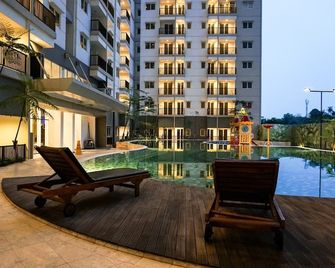 Elegant And Modern Signature Park Grande Apartment Studio Apartment - Jakarta - Pool