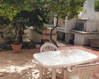 Country house with terrace in the shade of lemon trees - Soleto - Patio
