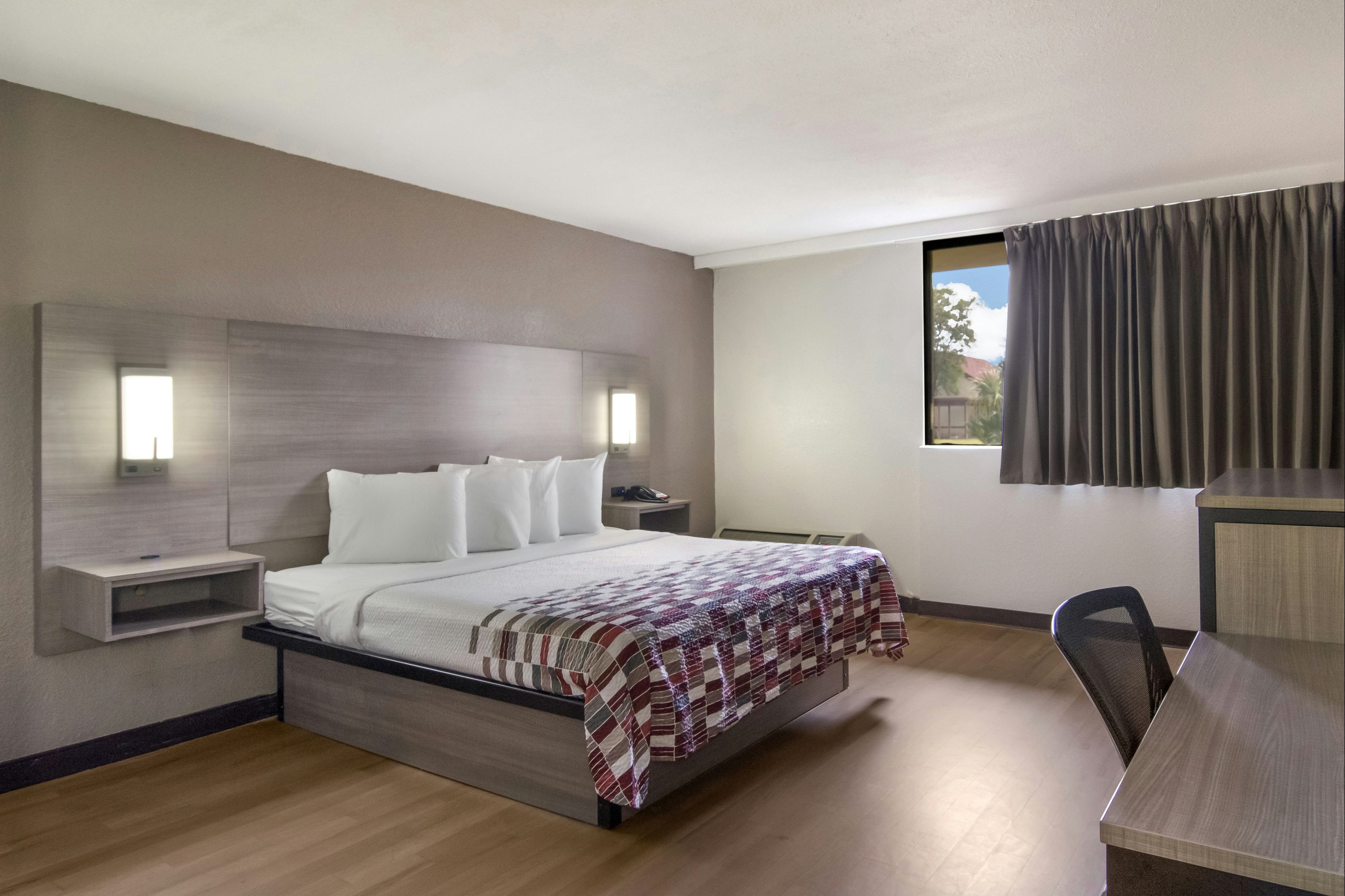 Red Roof Inn & Suites Brunswick I-95 - ברנסוויק - חדר שינה