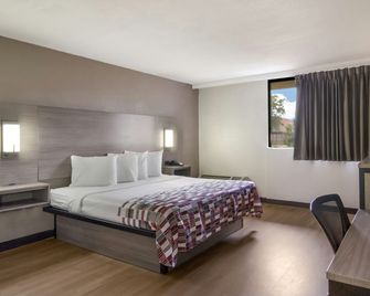 Red Roof Inn & Suites Brunswick I-95 - ברנסוויק - חדר שינה