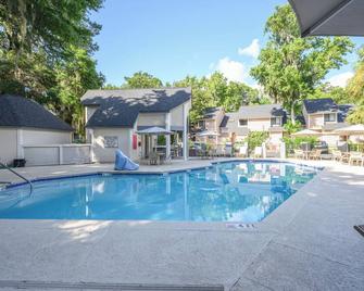 Coral Reef Resort - Hilton Head Island - Pool