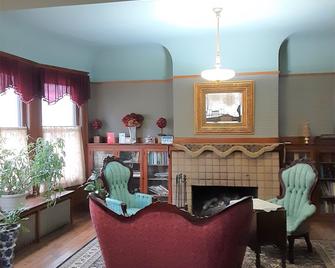 King Bed, Shared Bath, Sitting Room or Full-size Bed in Historic Victorian Inn - Toledo - Living room