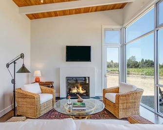 Sonoma-Napa Wine Country Retreat, Surrounded By Vineyards, Views, Privacy - Sonoma - Living room