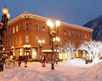 Independence Square 213, Spacious Hotel Room with 2 Queen Beds, Wet Bar, and Sitting Area - Aspen - Gebouw