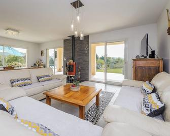 Raphaelle, Spacious Villa With Private Pool And Studio - La Bachellerie