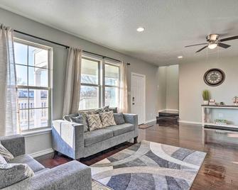 Peaceful Atascosa Home with Balcony and Deck! - Lytle - Sala de estar