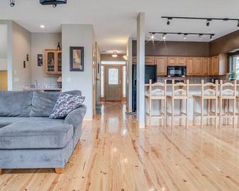 The Arrowleaf at Echo Bay | Quiet Waterfront Home - Harrison - Living room