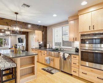 Perch - Stay in our chic house, stroll to Columbia City, or hop on the light rail to downtown! - Seattle - Kitchen